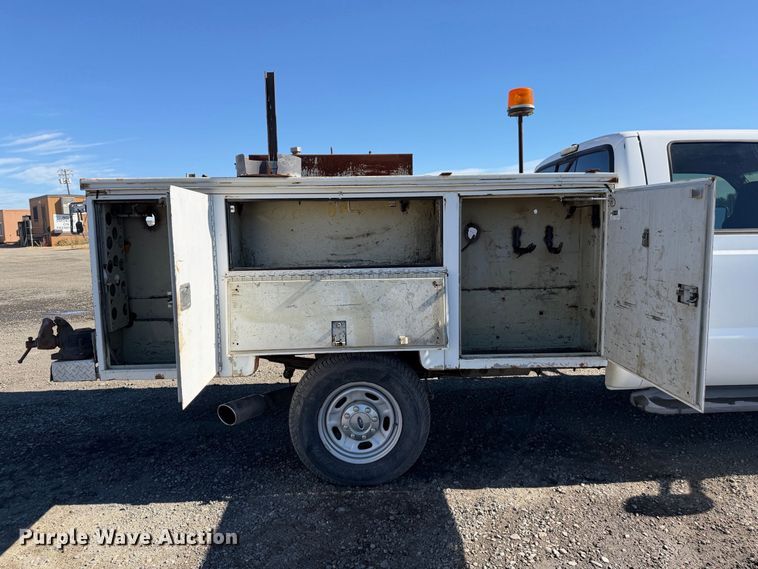 image for item EA0042 2005 Ford F350 Super Duty Crew Cab utility bed pickup truck