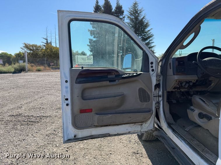 image for item EA0042 2005 Ford F350 Super Duty Crew Cab utility bed pickup truck