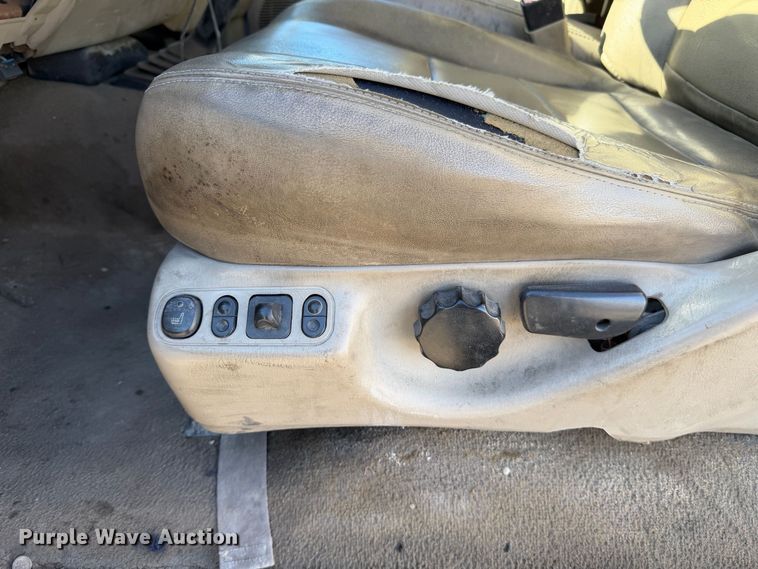 image for item EA0042 2005 Ford F350 Super Duty Crew Cab utility bed pickup truck