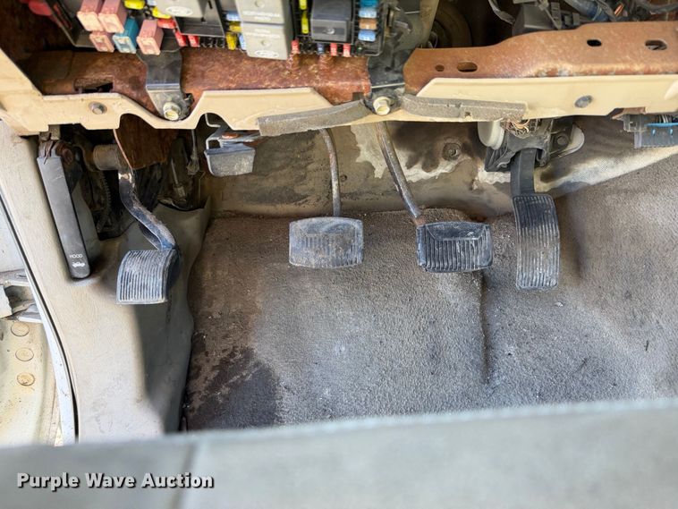 image for item EA0042 2005 Ford F350 Super Duty Crew Cab utility bed pickup truck