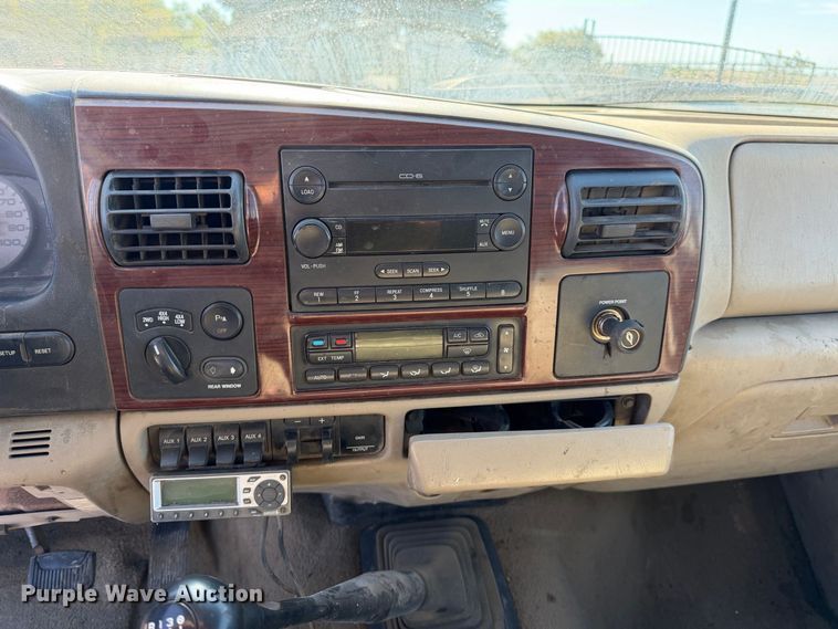 image for item EA0042 2005 Ford F350 Super Duty Crew Cab utility bed pickup truck