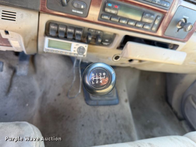 image for item EA0042 2005 Ford F350 Super Duty Crew Cab utility bed pickup truck