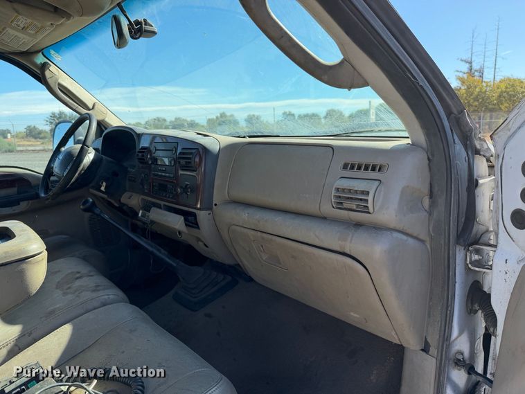 image for item EA0042 2005 Ford F350 Super Duty Crew Cab utility bed pickup truck