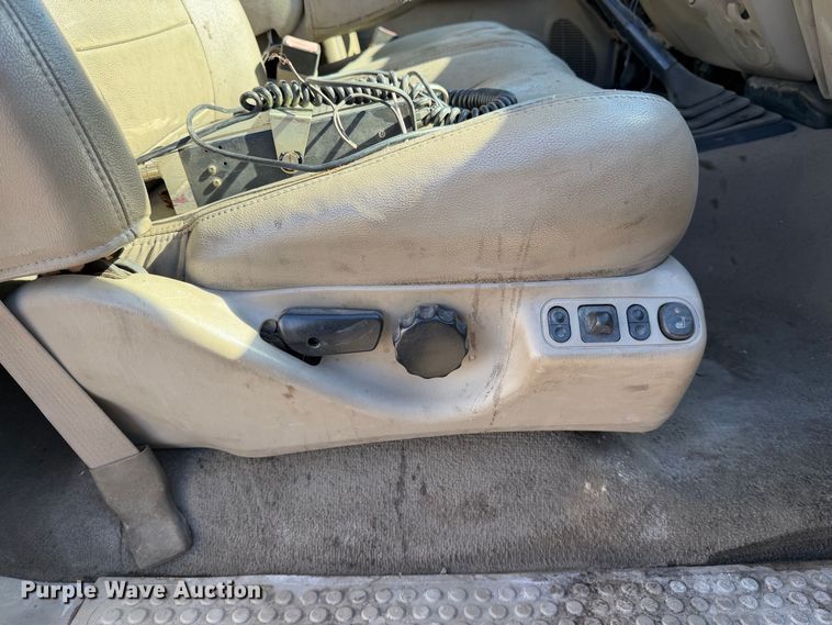 image for item EA0042 2005 Ford F350 Super Duty Crew Cab utility bed pickup truck