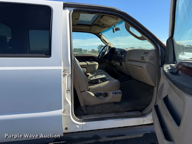 image for item EA0042 2005 Ford F350 Super Duty Crew Cab utility bed pickup truck