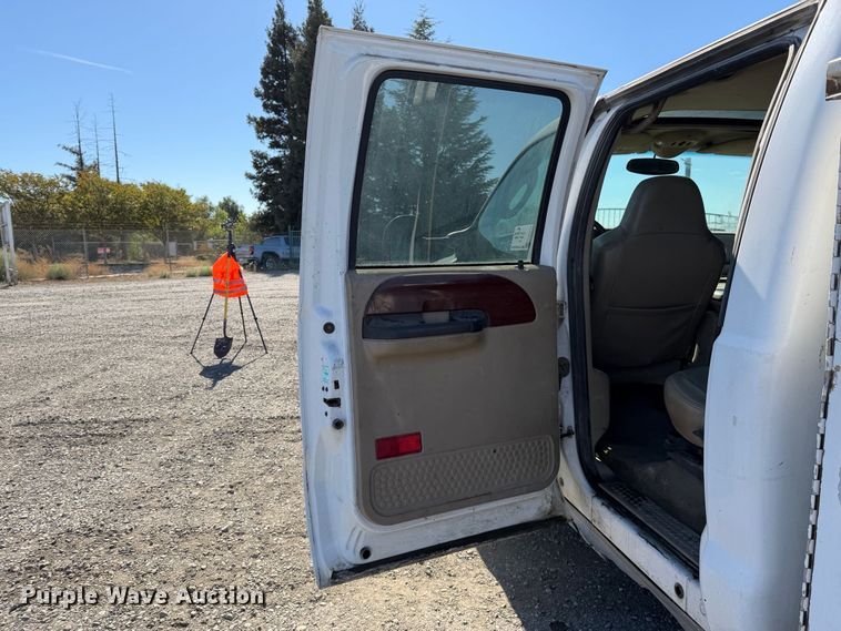 image for item EA0042 2005 Ford F350 Super Duty Crew Cab utility bed pickup truck