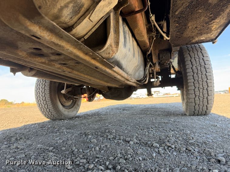 image for item EA0042 2005 Ford F350 Super Duty Crew Cab utility bed pickup truck