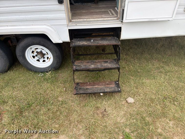 image for item EI7676 2002 Coachmen Cascade DXL camper
