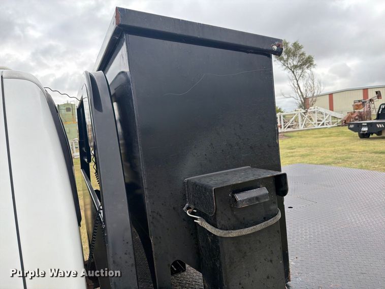image for item EI7679 2005 Ford F450 Crew Cab flatbed truck