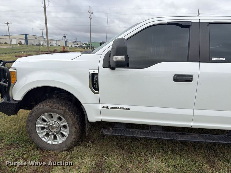 image for item EI7680 2017 Ford F250 Super Duty Crew Cab bale bed pickup truck