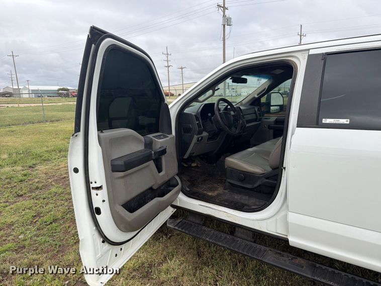 image for item EI7680 2017 Ford F250 Super Duty Crew Cab bale bed pickup truck