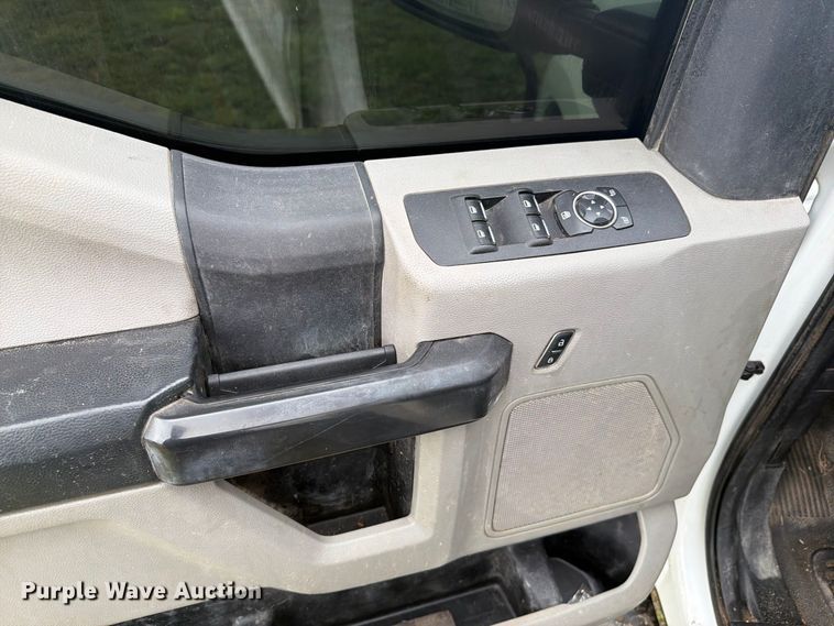 image for item EI7680 2017 Ford F250 Super Duty Crew Cab bale bed pickup truck