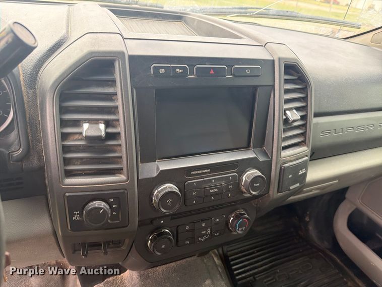 image for item EI7680 2017 Ford F250 Super Duty Crew Cab bale bed pickup truck