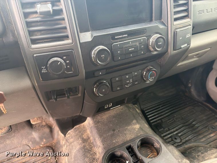 image for item EI7680 2017 Ford F250 Super Duty Crew Cab bale bed pickup truck