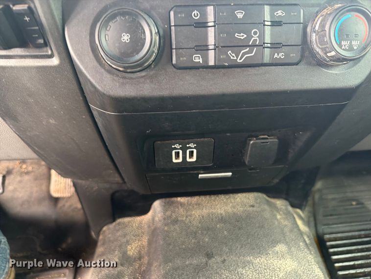 image for item EI7680 2017 Ford F250 Super Duty Crew Cab bale bed pickup truck