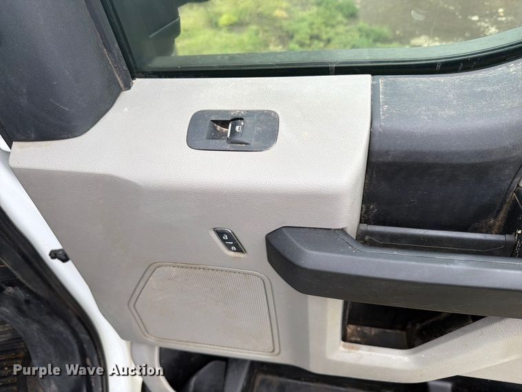 image for item EI7680 2017 Ford F250 Super Duty Crew Cab bale bed pickup truck