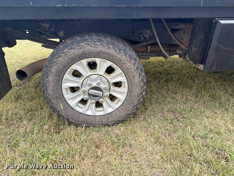 image for item EI7680 2017 Ford F250 Super Duty Crew Cab bale bed pickup truck