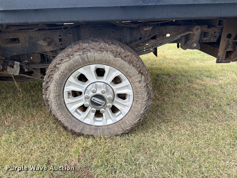 image for item EI7680 2017 Ford F250 Super Duty Crew Cab bale bed pickup truck