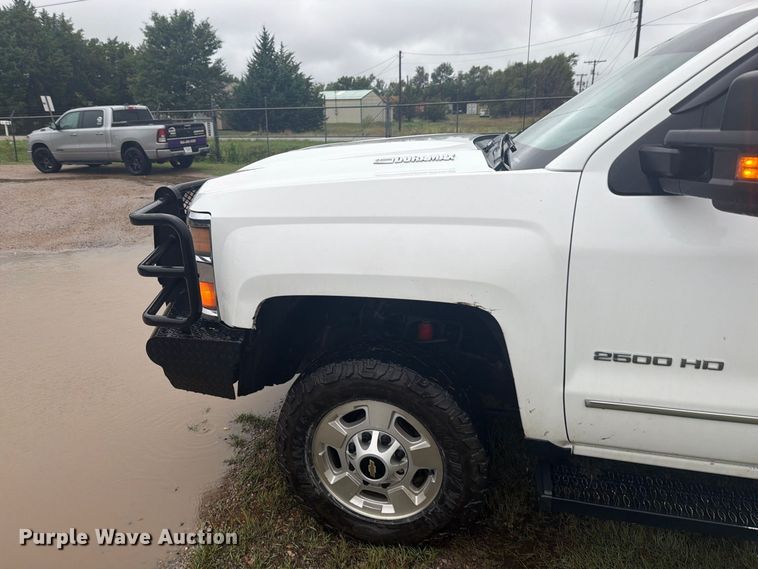 image for item EI7750 2017 Chevrolet Silverado 2500HD Crew Cab pickup truck