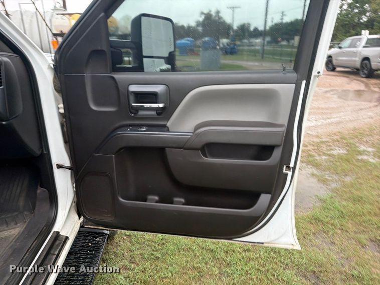 image for item EI7750 2017 Chevrolet Silverado 2500HD Crew Cab pickup truck