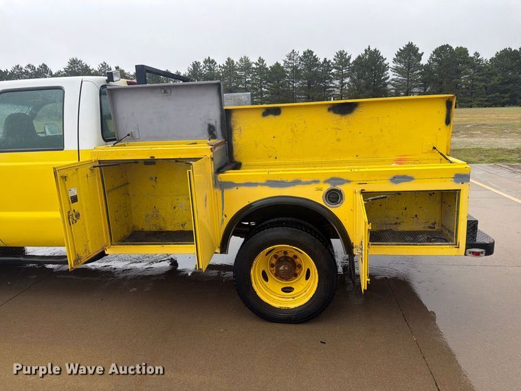 image for item EI7759 1999 Ford F450 Crew Cab flatbed truck