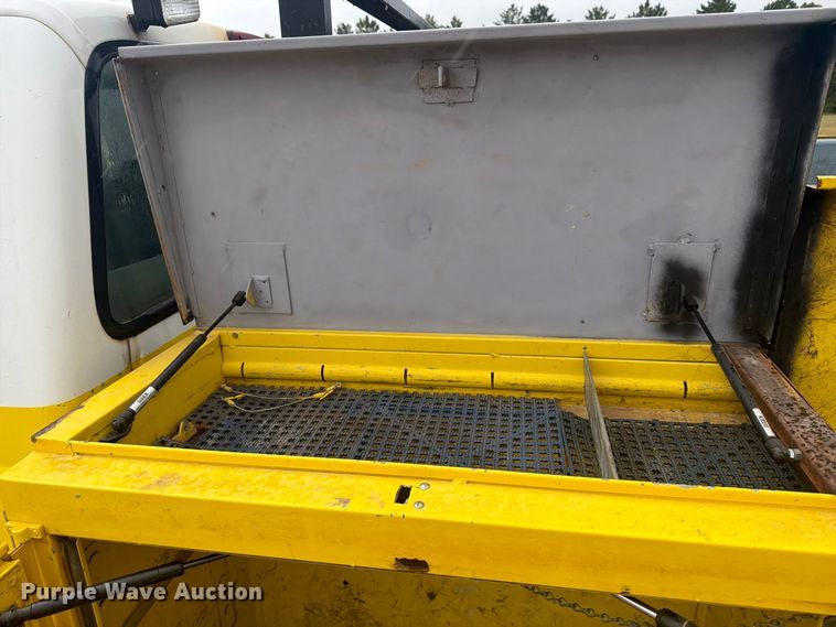 image for item EI7759 1999 Ford F450 Crew Cab flatbed truck
