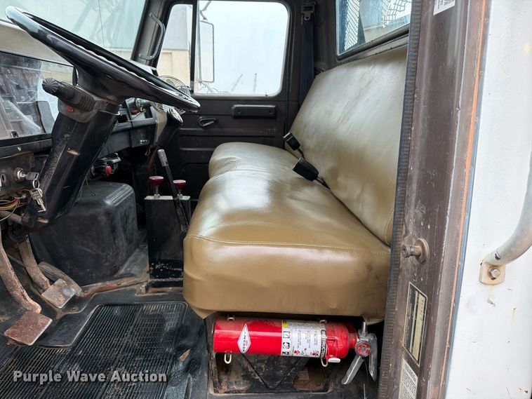 image for item EP7834 1992 International 4700 dump flatbed truck