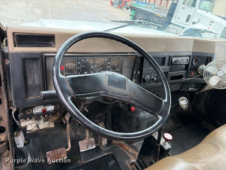 image for item EP7834 1992 International 4700 dump flatbed truck