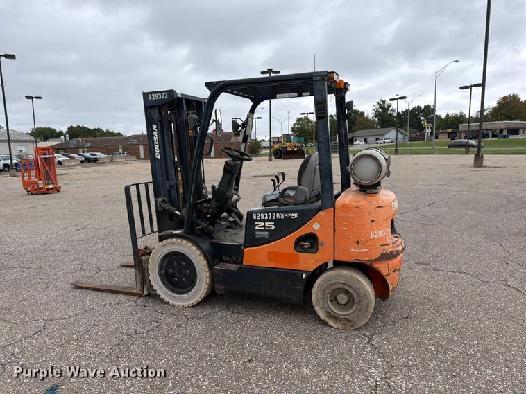 image for item EP7859 2010 Doosan G25E-5 forklift