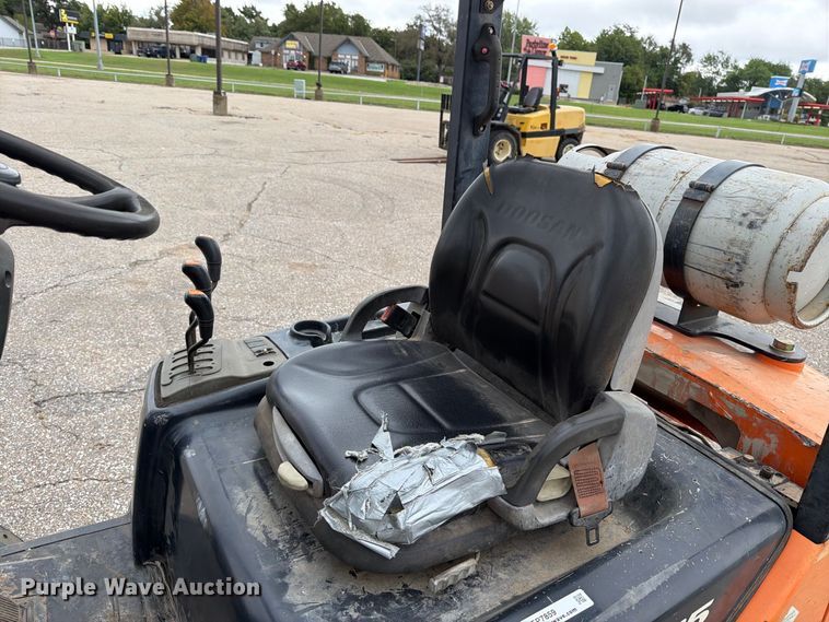 image for item EP7859 2010 Doosan G25E-5 forklift