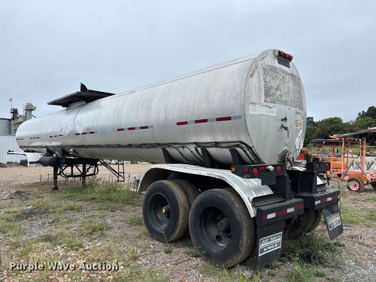 image for item ER3380 1999 Etnyre asphalt trailer