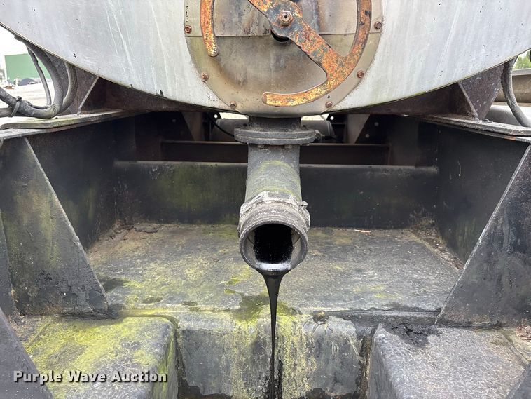 image for item ER3380 1999 Etnyre asphalt trailer