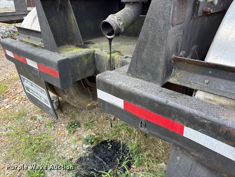 image for item ER3380 1999 Etnyre asphalt trailer