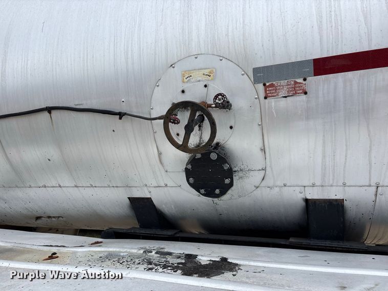 image for item ER3380 1999 Etnyre asphalt trailer