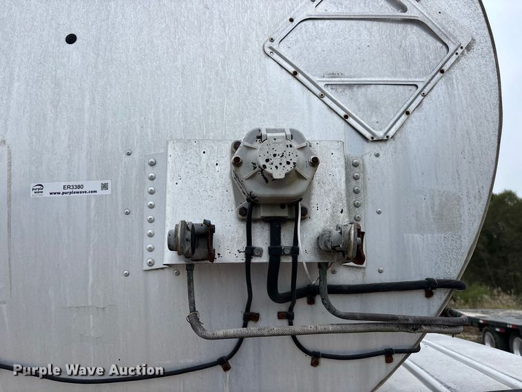 image for item ER3380 1999 Etnyre asphalt trailer