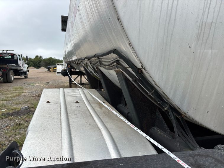 image for item ER3380 1999 Etnyre asphalt trailer
