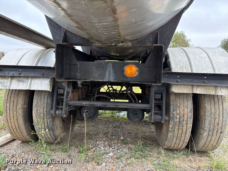 image for item ER3380 1999 Etnyre asphalt trailer