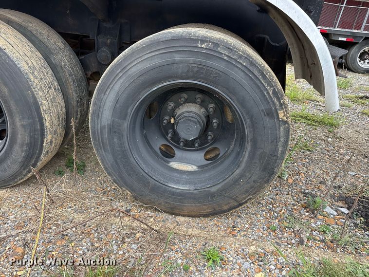 image for item ER3380 1999 Etnyre asphalt trailer