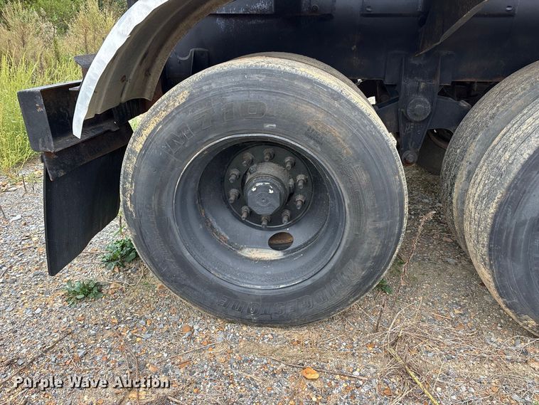 image for item ER3380 1999 Etnyre asphalt trailer