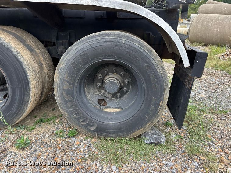 image for item ER3380 1999 Etnyre asphalt trailer