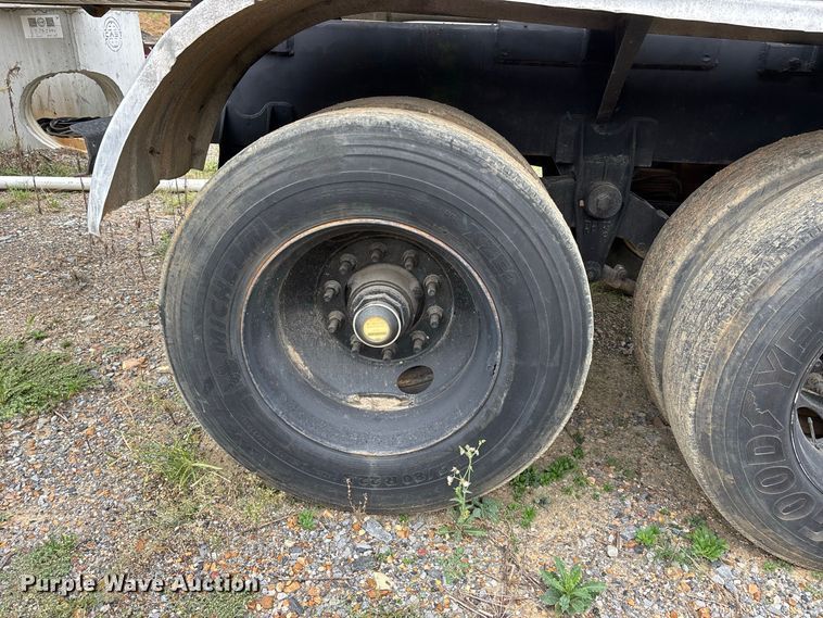 image for item ER3380 1999 Etnyre asphalt trailer