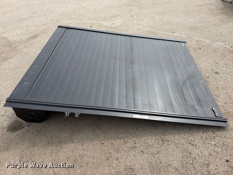 image for item EU0959 Retrax pickup bed cover