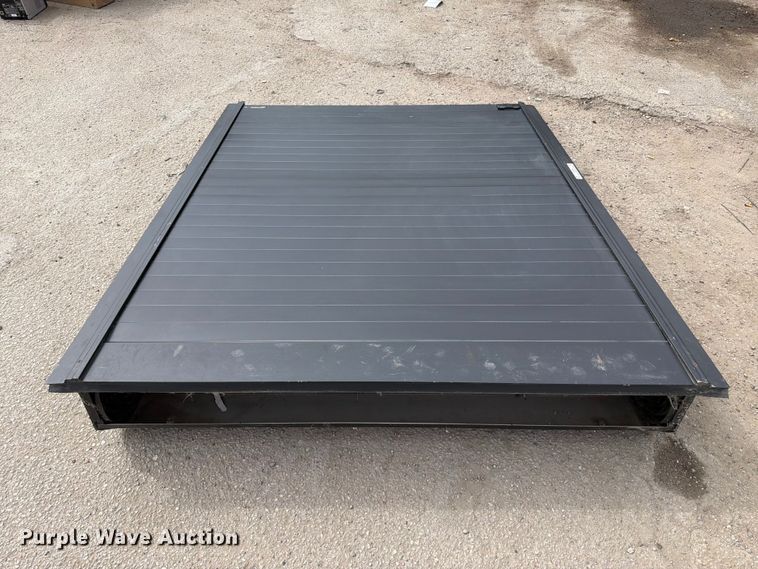 image for item EU0959 Retrax pickup bed cover
