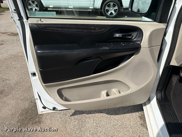image for item EU0961 2016 Dodge Grand Caravan van