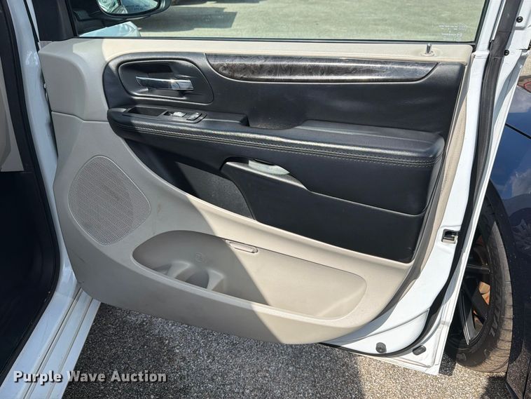 image for item EU0961 2016 Dodge Grand Caravan van