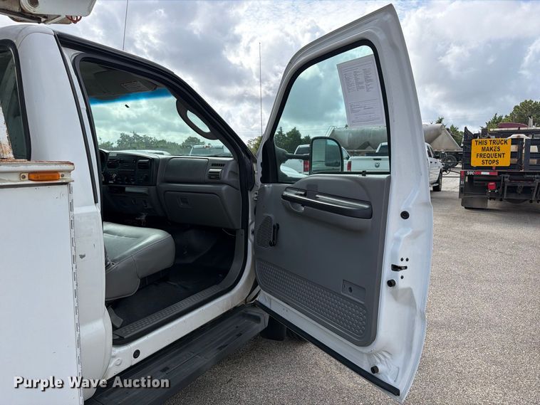 image for item EU0965 2006 Ford F550 bucket truck