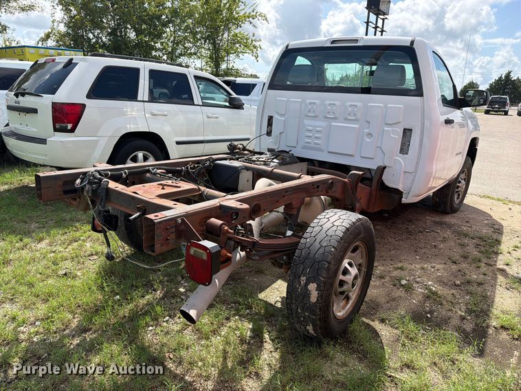 image for item EU0967 2016 Chevrolet Silverado 2500HD pickup truck cab and chassis