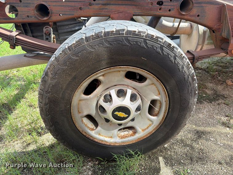 image for item EU0967 2016 Chevrolet Silverado 2500HD pickup truck cab and chassis