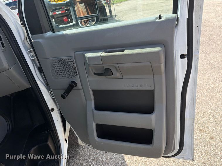 image for item EU0968 2011 Ford E350 box truck