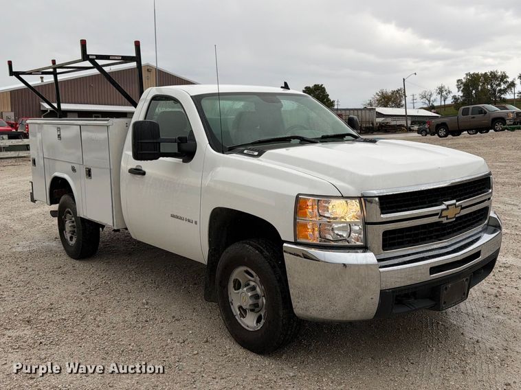image for item EV7002 2007 Chevrolet Silverado 2500HD utility bed pickup truck